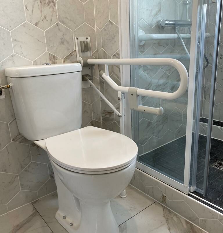 SET DE SANITAIRES AU SOL DISTANCÉS DU MUR WC ET BIDET