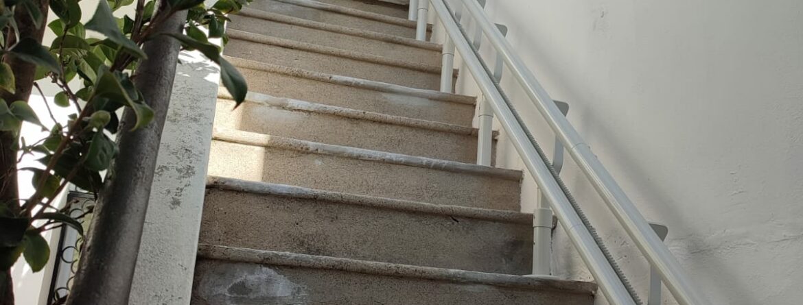 Plateforme monte escalier extérieur à Toulouse : dans quel cas recourir à un installateur ?