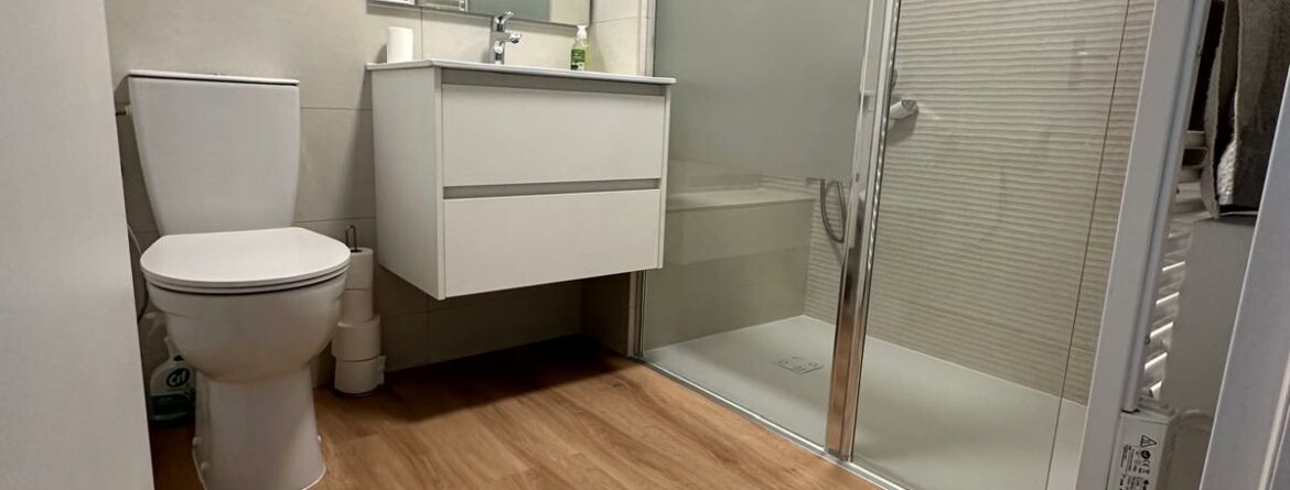 Pourquoi installer une porte coulissante dans une salle de bain PMR ?