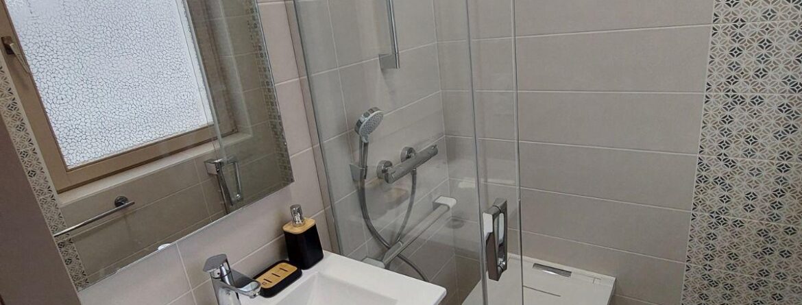 Comment repérer une fuite cachée dans votre salle de bain avec un œil d’expert ?
