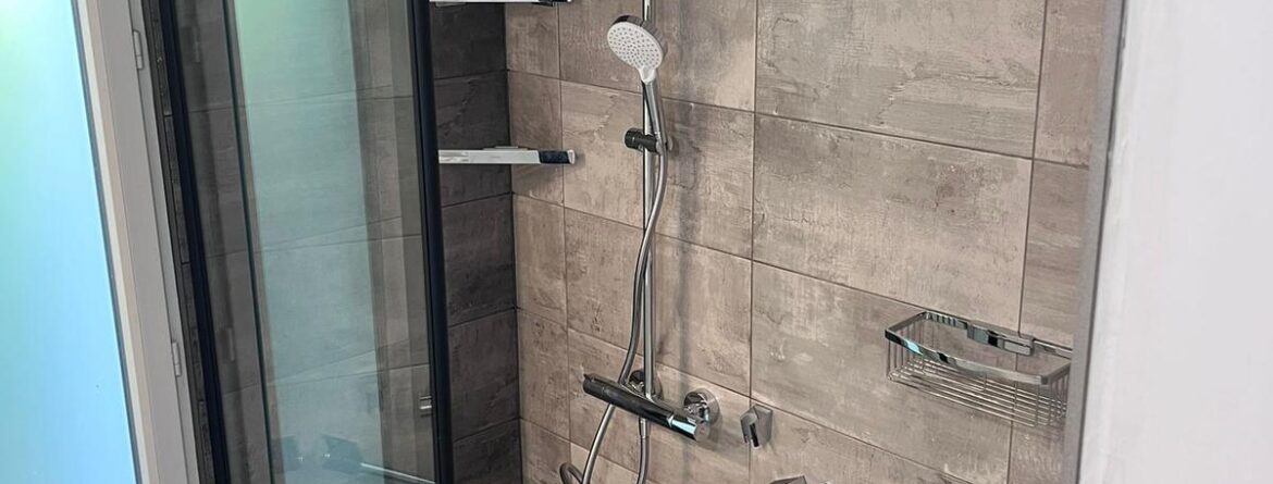 Petit espace pour une salle de bain senior à Toulouse : comment adapter au mieux ?