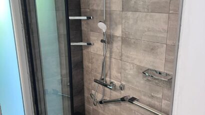 Petit espace pour une salle de bain senior à Toulouse : comment adapter au mieux ?