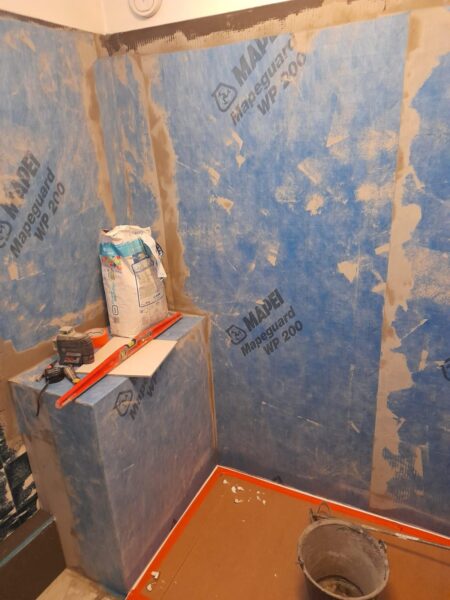 Travaux d'étanchéité avant finalisation de la douche