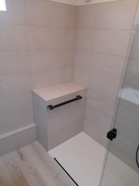 Salle de bain après travaux avec barre d'appui à Toulouse
