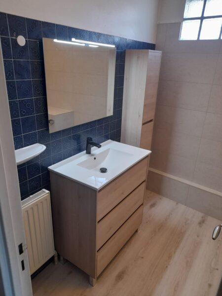 Salle de bain après travaux avec lavabo neuf à Toulouse