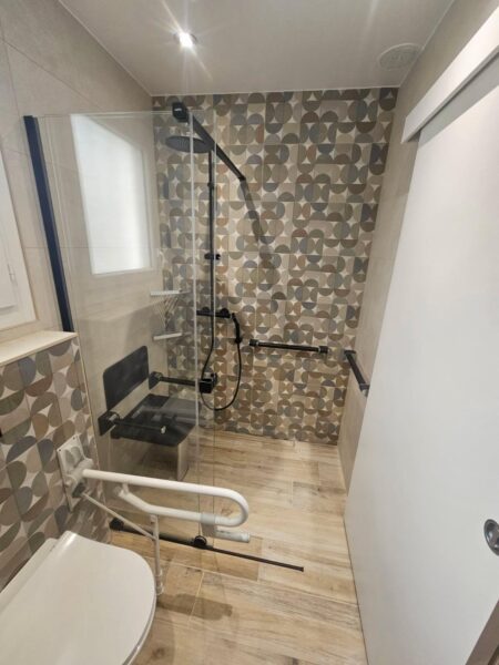 Salle de bain PMR après travaux à Toulouse