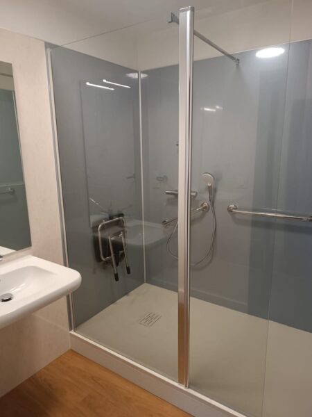 Salle de bain sécurisée pour senior après travaux à Toulouse