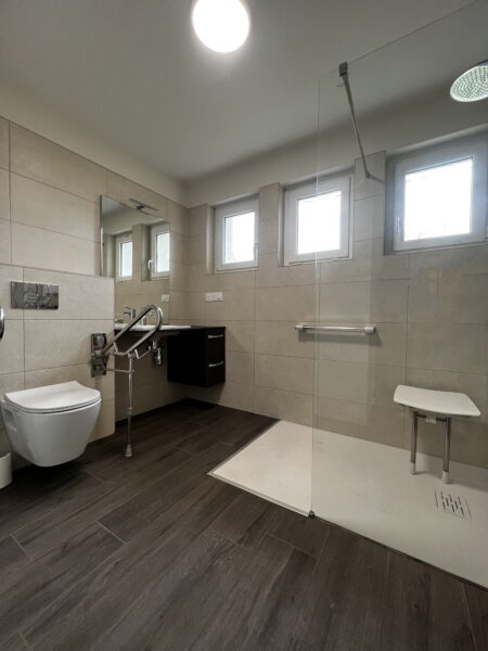 Salle de bain moderne adaptée à Toulouse