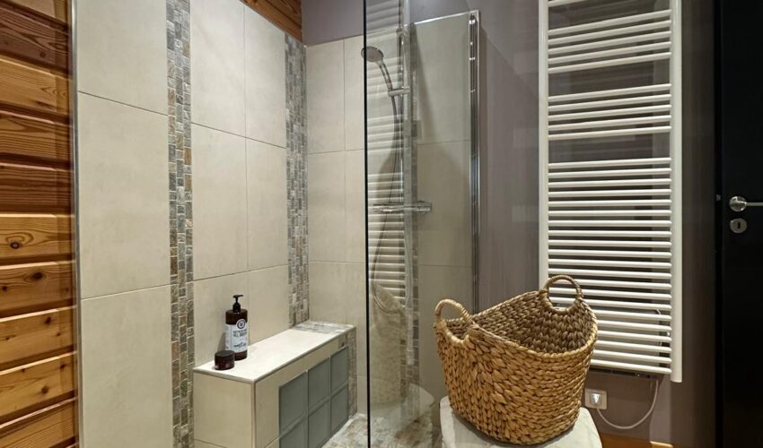 Salle de bain plancher en bois moderne réalisée à Toulouse